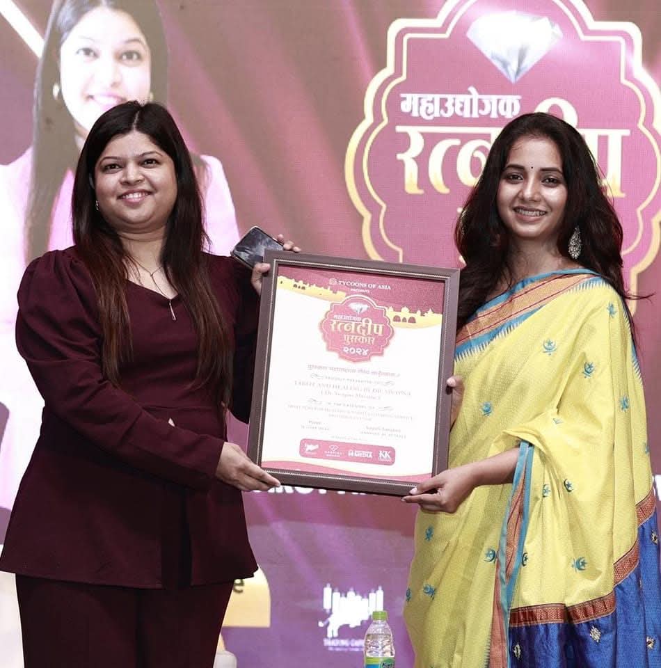 Dr. Swapna Marathe receiving the Ratnadeep Puraskar 2024